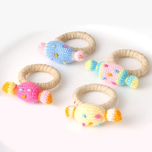 Vierer-Set handgestrickte Serviettenringe in Bonbon-Optik in Blau, Rosa und Gelb