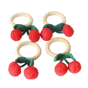 Lot de quatre ronds de serviette cerise faits main au crochet avec fruits rouges