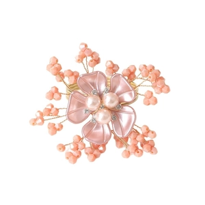 Servilletero floral rosa artesanal con perlas para decoración de mesas de bodas