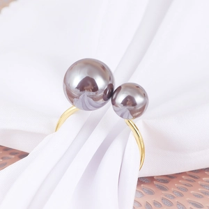 Eleganter goldener U-förmiger Serviettenring aus Metall mit zwei grauen Perlen für Tische