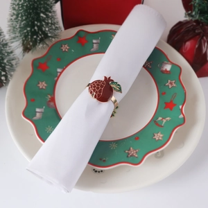 Granatapfel-Serviettenring mit roter Emaille und Gold-Finish auf einem festlichen Tisch