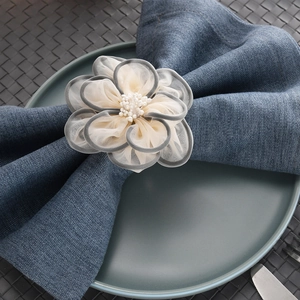 Rond de serviette en gaze fait main avec fleurs à cinq pétales et perles pour table de fête