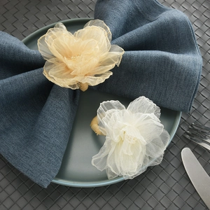 Ronds de serviette en fleurs de gaze faites main avec perles et base en fibres