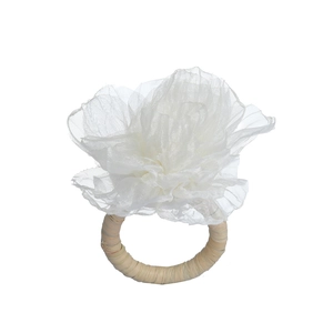 Rond de serviette fait main avec fleur en maille blanche et base en paille tressée