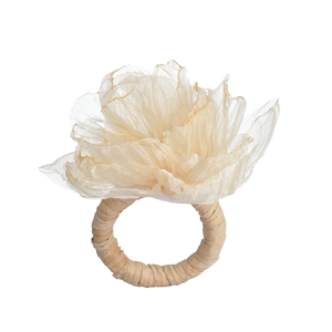 Rond de serviette en maille champagne fait main avec base tissée pour décor de mariage