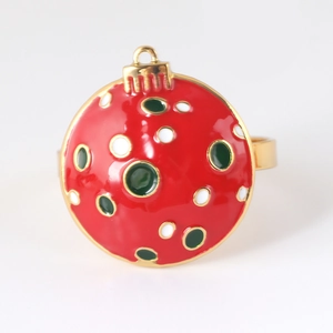 Détail du rond de serviette avec boule de Noël rouge à pois colorés et finition dorée