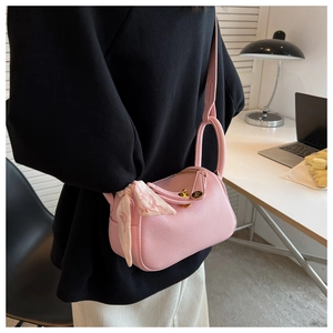 Petit sac rose en cuir grainé avec foulard en soie et fermoir rotatif doré