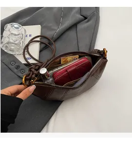 Vue macro de l'intérieur du sac croissant marron avec rangement pour effets quotidiens