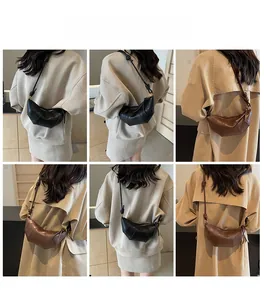 Détails du sac croissant avec coutures plissées et finitions de bandoulière nouées