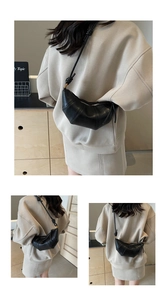 Détail du sac croissant en cuir noir montrant la texture souple et le nœud de bandoulière