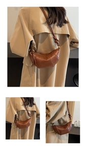Gros plan du sac croissant en cuir marron avec empiècements plissés et détail de bride nouée