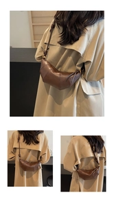 Détail du sac croissant en cuir marron avec bandoulière nouée et coutures apparentes