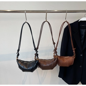 Sac croissant minimaliste en noir, marron et caramel avec bandoulières à nœuds