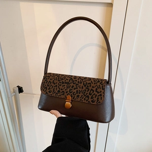 Sac baguette léopard en similicuir marron foncé avec fermoir métallique vintage chic