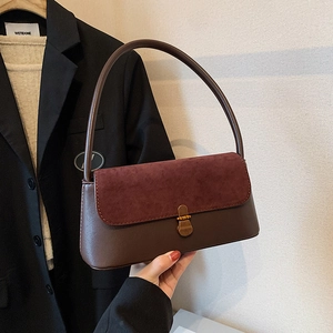 Sac baguette vintage avec motif léopard chic et boucle métallique dorée élégante