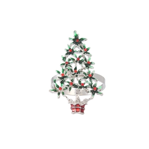 Detail eines silbernen Serviettenrings als Weihnachtsbaum mit Emaille und Schmucksteinen