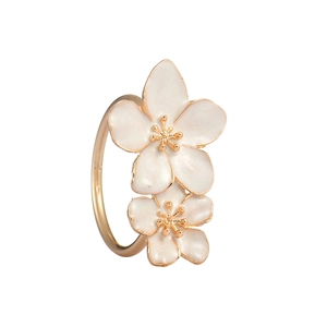Elegante servilletero dorado con flores de esmalte blanco para decoración de mesa