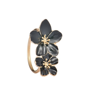 Elegante anillo chapado en oro con dos flores de esmalte negro y detalles dorados