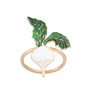 Servilletero creativo de rábano blanco con hojas verdes y aro dorado decorativo