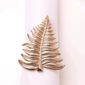 Rond de serviette élégant en feuille de fougère dorée pour décoration de table formelle