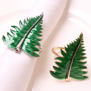 Ronds de serviette en feuilles de fougère verte avec bases en métal or et argent