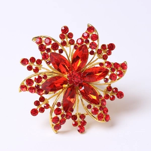 Elegante servilletero de cristal rojo y metal dorado para decoración de mesa de banquete