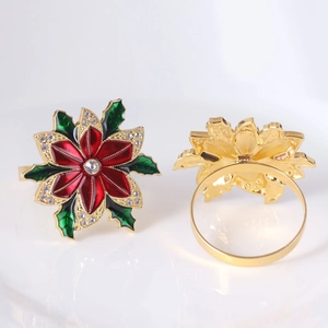 Détail du rond de serviette poinsettia rouge avec finition dorée et strass brillants