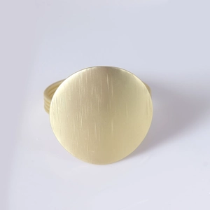 Portatovaglioli minimalista in metallo dorato con disco spazzolato e struttura a strati