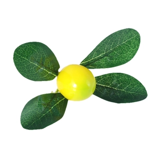 Portatovaglioli con limone artificiale, frutto giallo e foglie verdi su sfondo bianco