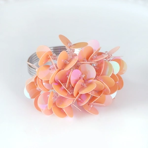 Portatovaglioli con fiori di paillettes rosa e perline con base a spirale in metallo argento