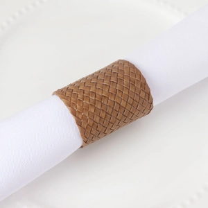 Détail macro du rond de serviette tressé en cuir PU marron avec texture fine