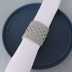 Détail d'un rond de serviette en cuir PU tressé gris avec motif losange élégant