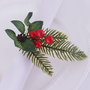 Servilletero navideño con bayas rojas y piñas sobre una servilleta blanca de tela