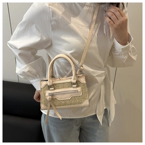 Detalle de textura tejida y patchwork de cuero en un bolso bandolera beige elegante