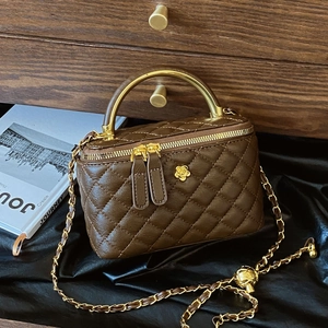 Retro Quilted PU Leather Bucket Bag For Women Fashion Crossbody Bag With Metal Chain And Camellia Flower Charm Vanity Case