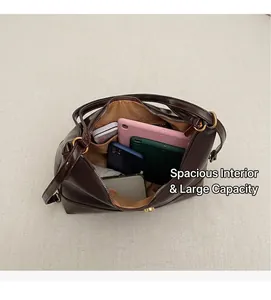 Sac cabas en similicuir marron foncé montrant sa grande capacité pour tablettes