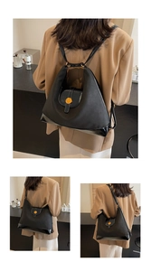 Détail du sac seau noir en cuir et nylon montrant la boucle dorée et la texture des anses