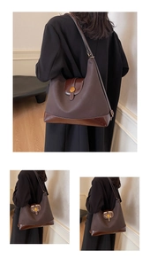 Détails d'un sac à épaule en cuir marron avec boucle en métal doré et texture riche