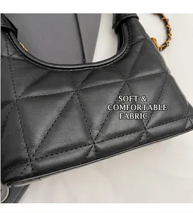 Détails d'un sac à main noir en cuir matelassé avec motifs triangles et chaîne