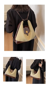 Détail de la toile contrastée et de la sangle en cuir marron du sac à dos polyvalent