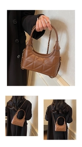 Détail d'un sac à main marron matelassé avec bandoulière chaîne et poignée supérieure