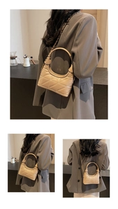 Vue détaillée d'un sac à main beige matelassé avec bandoulière chaîne dorée élégante