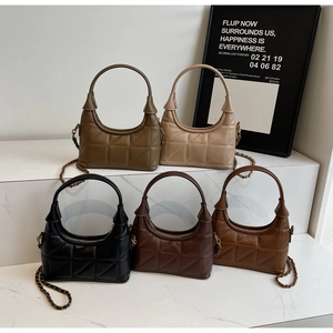 Cinq coloris de sacs hobo matelassés avec bandoulières en chaîne sur marbre