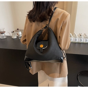 Détail du sac cabas polyvalent noir avec tissu mat et base en cuir brillant sur modèle