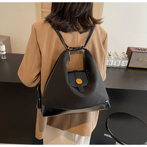 Détail du sac cabas noir en nylon et cuir porté en sac à dos avec boucle dorée