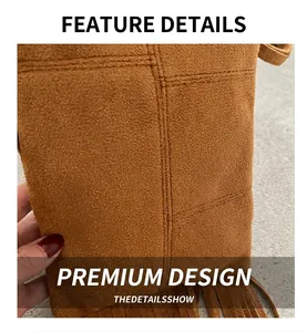 Vue détaillée du sac bandoulière en daim marron avec coutures croisées et franges