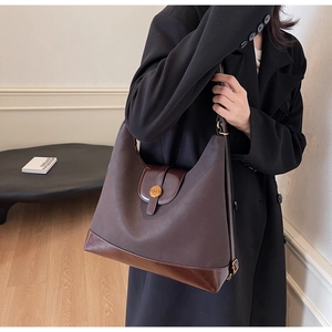Détail du sac cabas marron foncé avec texture suédée et boucle décorative en métal N