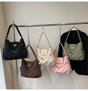 Detailed comparison of vintage style shoulder bags in five colors with metal plaque