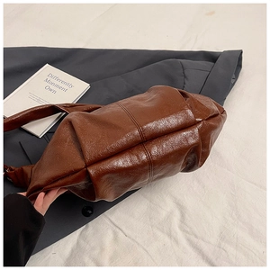 Detailed view of the dark brown pleated shoulder bag with retro oil wax leather texture