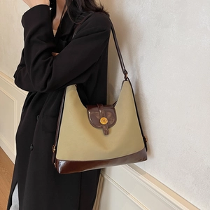 Sac à bandoulière vintage en cuir bicolore kaki et marron avec boucle métallique dorée